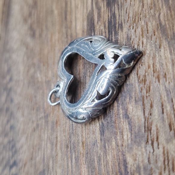 Silver tone edwardian scroll romance heart pendant - Picture 2 of 2